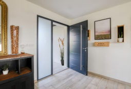 Porte d'entrée bleu en acier