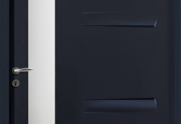 Porte d'entrée grise akita