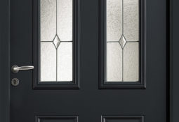 Porte d'entrée grise en acier