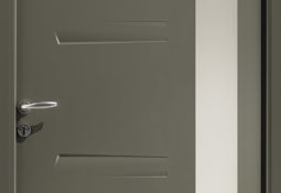 Porte d'entrée grise en acier