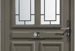 Porte d'entrée grise en bois