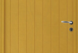 Porte d'entrée marron en bois