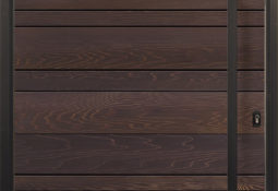 Porte d'entrée grise en bois brun noir