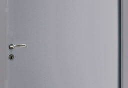 Porte d'entrée grise en acier