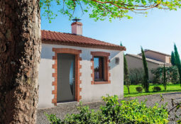 Porte d'entrée grise en acier