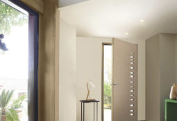 Porte d'entrée blanche en chêne