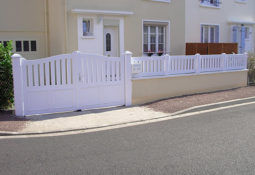 Portail à battant blanc