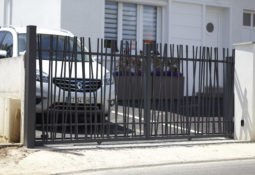 Portail coulissant gris