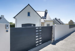 Portail coulissant gris