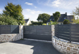 Portail coulissant gris