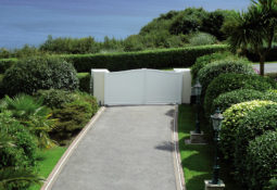 Portail battant blanc