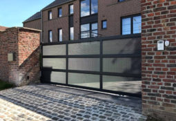 Portail coulissant gris