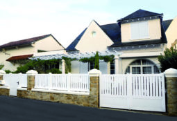 portail battant blanc