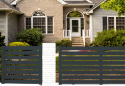 Portail et clôture gris