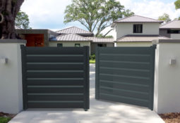 Portail battant gris