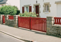 Portail à battant rouge