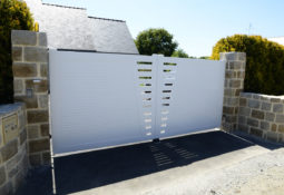 Portail battant blanc