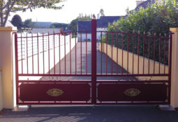 Portail battant rouge