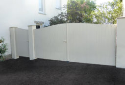 Portail à battant blanc