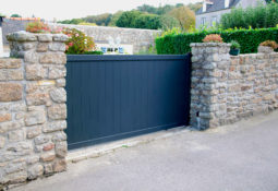 Portail coulissant gris