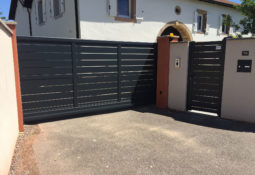 Portail coulissant gris