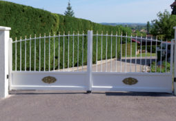 Portail battant blanc en alu