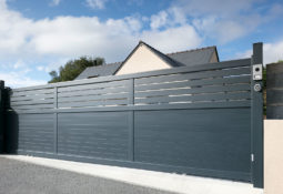 Portail battant gris