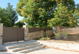 Portail battant brun