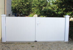 Portail battant blanc